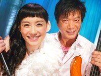 篠原ともえ×後藤次利「赤いスイートピー」収録時のオフショット。