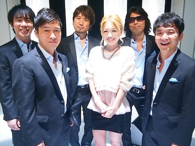 西野カナ×ゴスペラーズ「君って」収録時のオフショット。