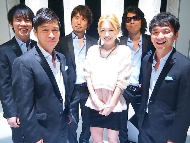 西野カナ×ゴスペラーズ「君って」収録時のオフショット。