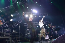 MY FIRST STORYのHiro（手前左）と「SAVIOR OF SONG (feat. MY FIRST STORY)」を披露するナノ（手前右）。（撮影：小林修士）