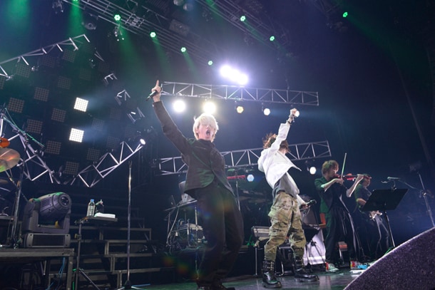 MY FIRST STORYのHiro（手前左）と「SAVIOR OF SONG (feat. MY FIRST STORY)」を披露するナノ（手前右）。（撮影：小林修士）