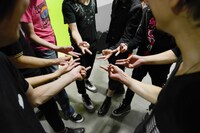 ライブ開始前、楽屋での様子。（撮影：小林修士）