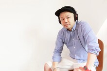 ソニーのヘッドフォンMDR-1を着用する西寺郷太（NONA REEVES）。