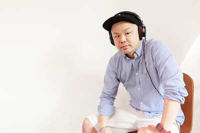 ソニーのヘッドフォンMDR-1を着用する西寺郷太（NONA REEVES）。