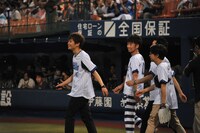 マウンドに向かうASIAN KUNG-FU GENERATIONの4人。