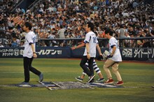 マウンドに向かうASIAN KUNG-FU GENERATIONの4人。