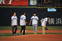 観客に挨拶するASIAN KUNG-FU GENERATION。