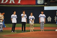 観客に挨拶するASIAN KUNG-FU GENERATION。