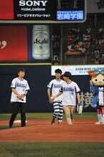 マウンドに向かう後藤正文と、それを見守る喜多建介と伊地知潔。