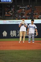 球を投げる準備をする後藤正文。