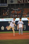 今週の人気の画像8位は「アジカン、始球式でストライク奪取！10周年ライブに勢い」より、好球を披露した後藤正文。