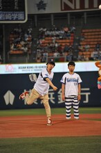 好球を披露した後藤正文。