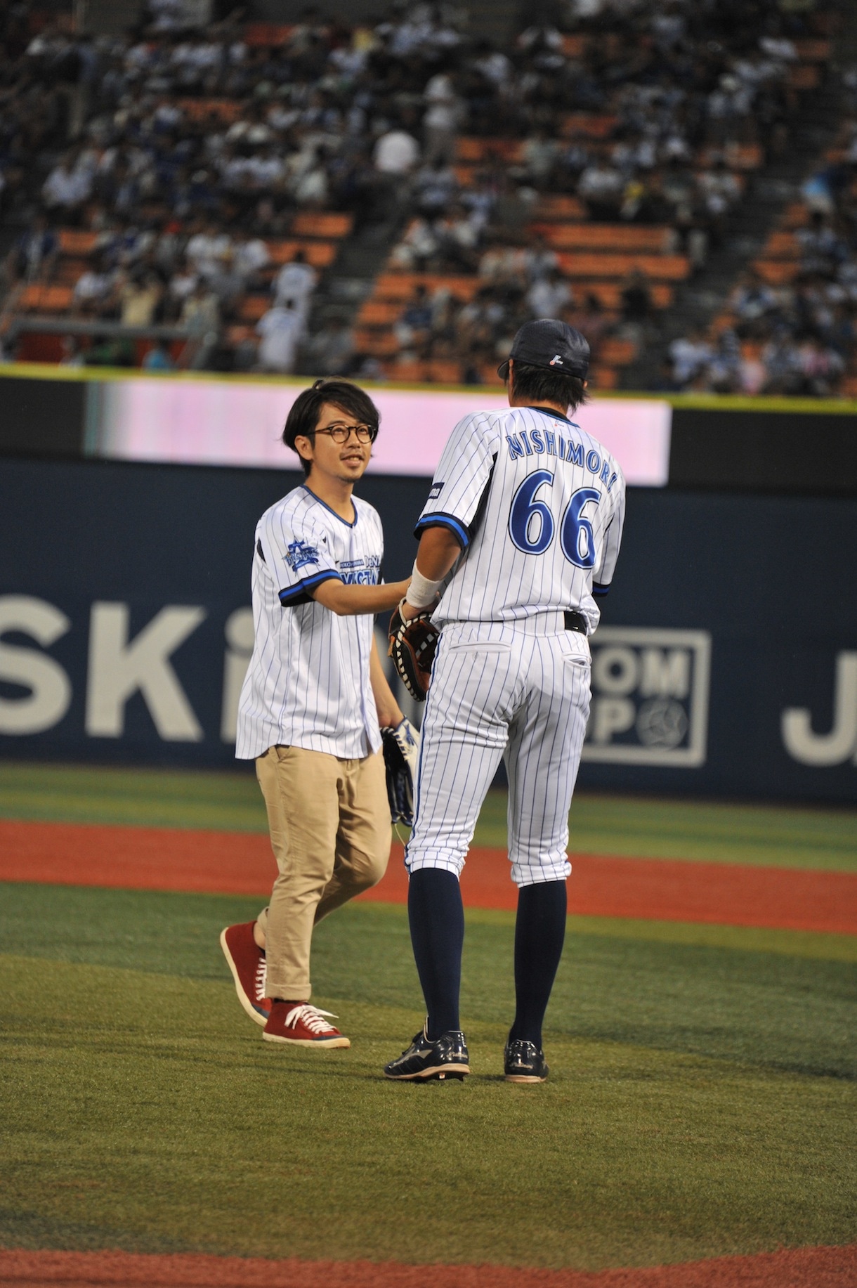 ベイスターズ選手と握手を交わす後藤正文。
