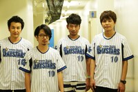 横浜DeNAベイスターズのユニフォームに身を包んだASIAN KUNG-FU GENERATIONのメンバー。（Photo by MITCH IKEDA）