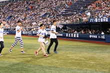 始球式を無事終えたASIAN KUNG-FU GENERATION。（Photo by MITCH IKEDA）