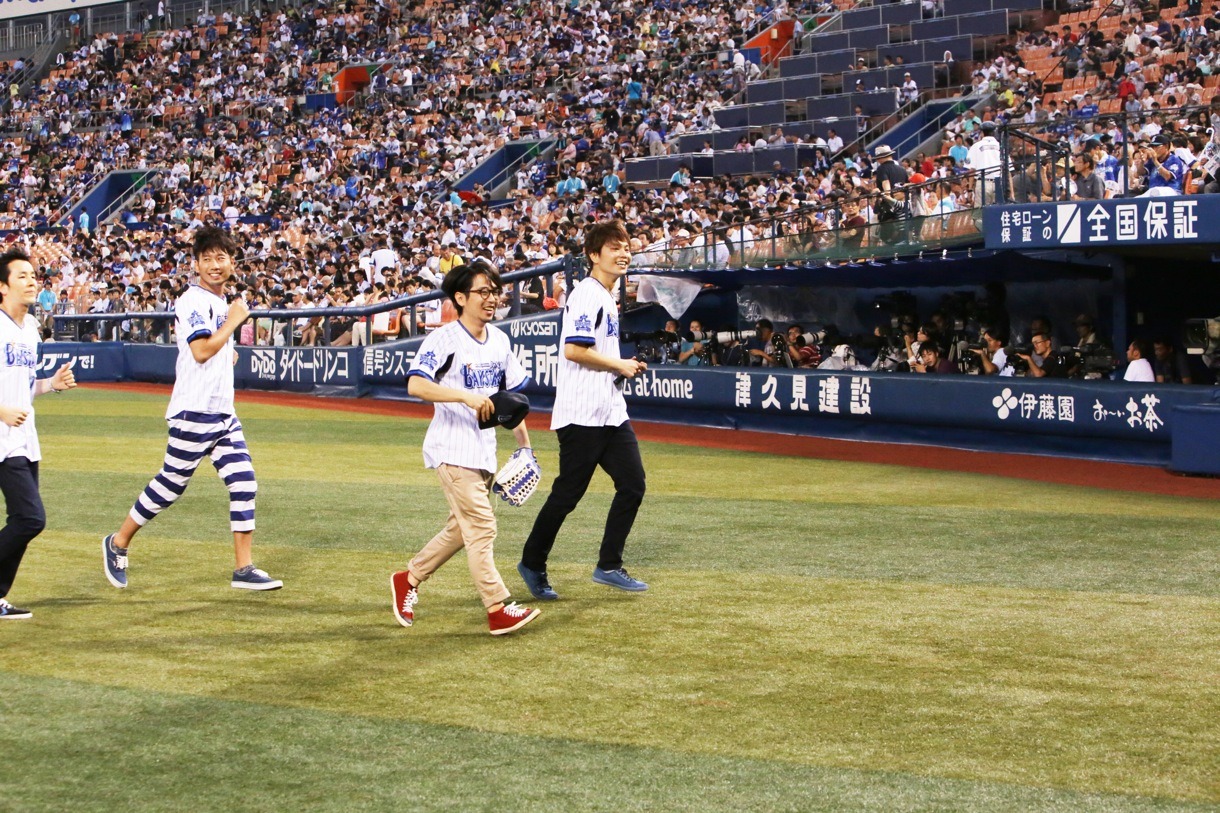 始球式を無事終えたASIAN KUNG-FU GENERATION。（Photo by MITCH IKEDA）