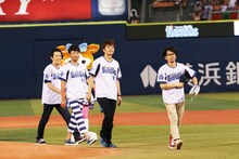 グランドを走るASIAN KUNG-FU GENERATION。（Photo by MITCH IKEDA）