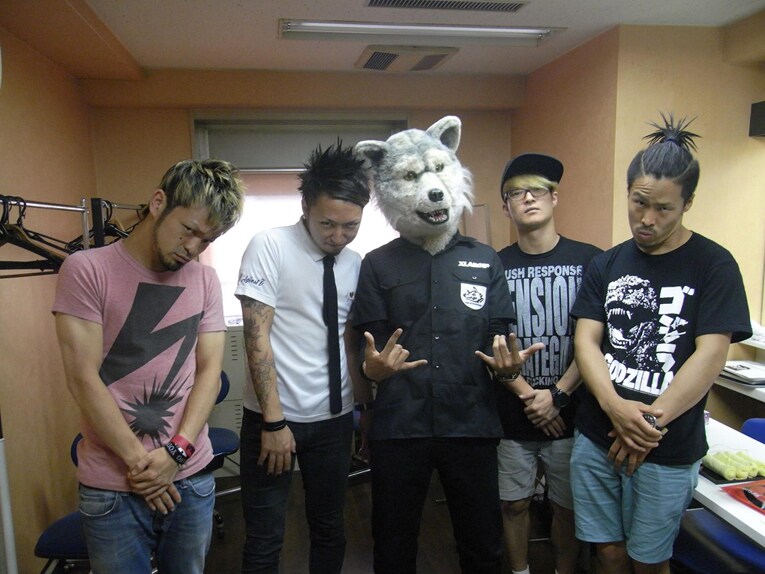 Jean-Ken Johnny(MAN WITH A MISSION / 写真中央)とSiM。