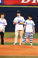 投球に備える後藤正文。（Photo by MITCH IKEDA）