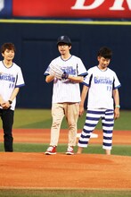 投球に備える後藤正文。（Photo by MITCH IKEDA）