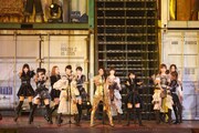 秋元才加をセンターに歌唱するAKB48。 (c)AKS