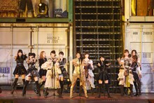 秋元才加をセンターに歌唱するAKB48。 (c)AKS