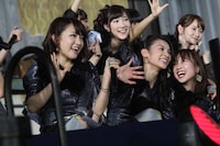 チームKのメンバーに囲まれる秋元才加。(c)AKS