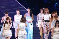 秋元才加の周りに卒業生を含む同期メンバーが集まる。 (c)AKS