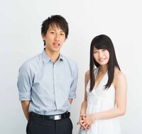 朝井リョウ、横山由依（左から）。 (c)2013 SHUEISHA