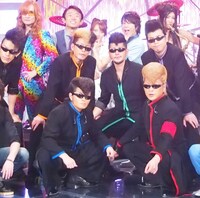 収録終了後の記念撮影の様子。