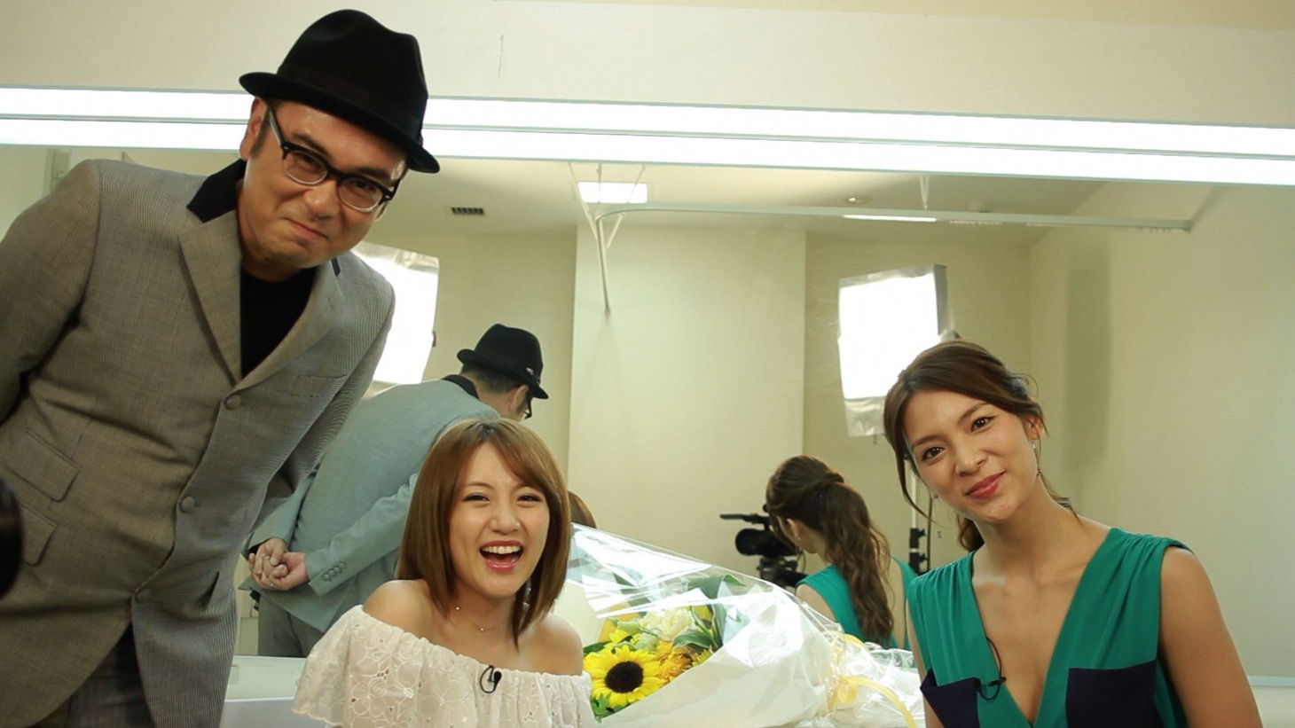 写真左から「ミュージャック」のMC・中島ヒロト、高橋みなみ、秋元才加。
