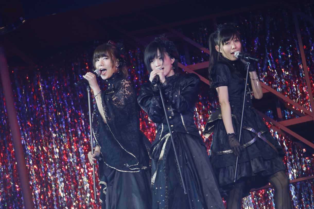 宮澤佐江、山本彩、須田亜香里による「MARIA」歌唱の様子。 (c)AKS