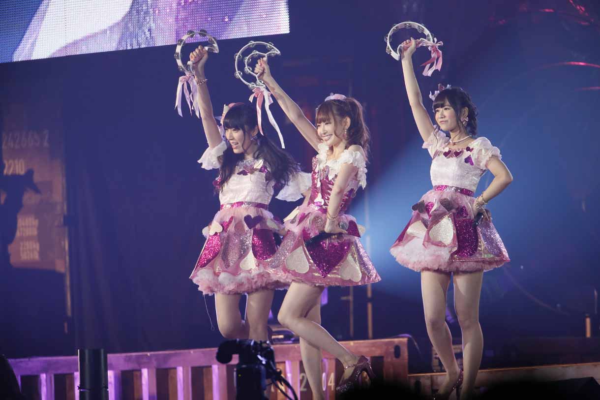 松井咲子、小嶋陽菜、佐藤すみれによる「ハート型ウィルス」歌唱の様子。 (c)AKS