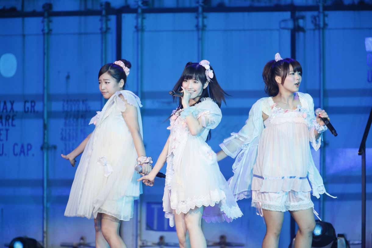 仲川遥香、渡辺麻友、平嶋夏海による「パジャマドライブ」歌唱の様子。 (c)AKS