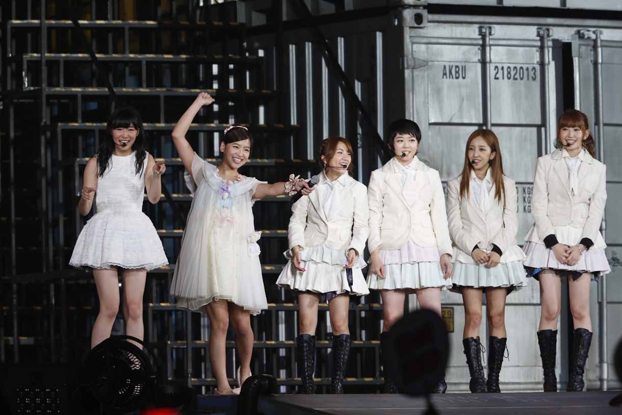 インドネシア語であいさつするJKT48仲川遥香（左から2番目）。 (c)AKS