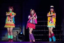 佐藤亜美菜、板野友美、北原里英による「ツンデレ！」歌唱の様子。 (c)AKS