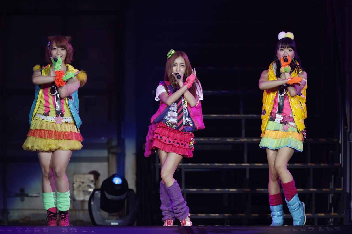 佐藤亜美菜、板野友美、北原里英による「ツンデレ！」歌唱の様子。 (c)AKS