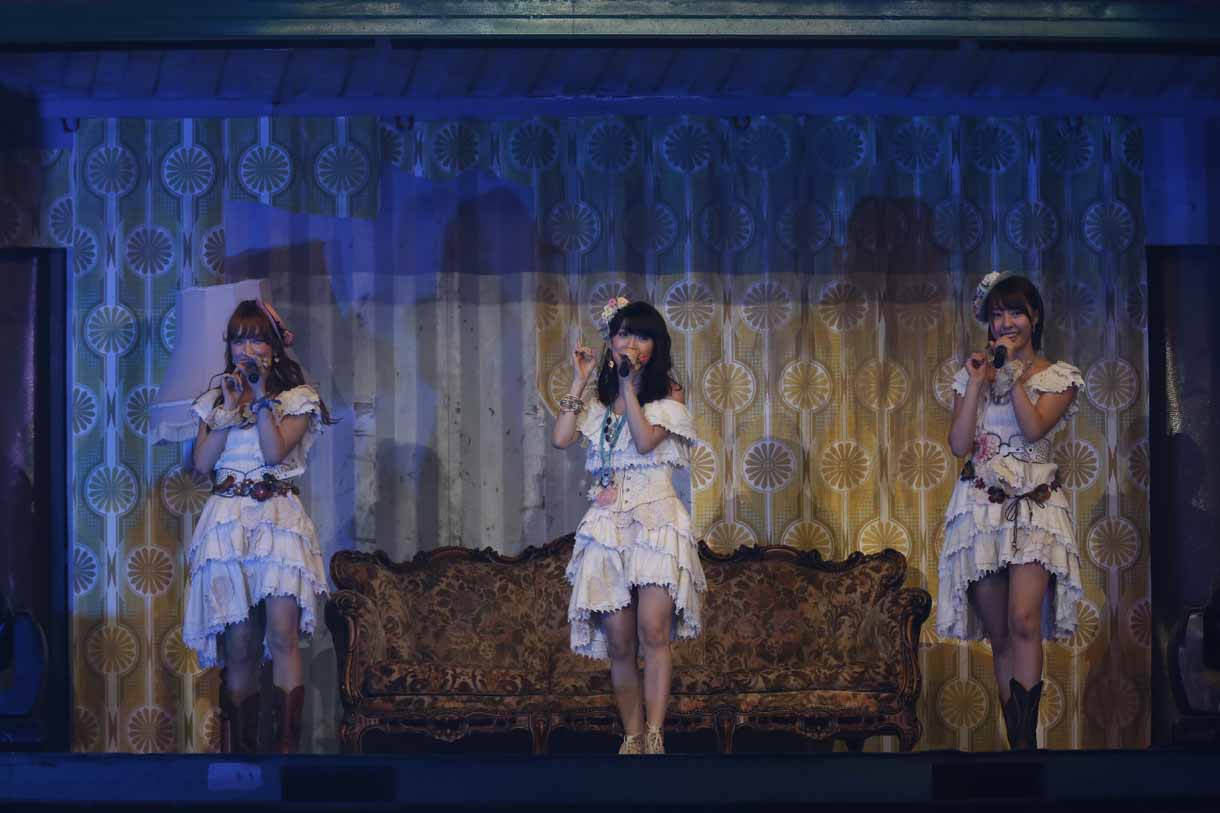 梅田彩佳、大島優子、藤江れいなによる「心の端のソファー」歌唱の様子。 (c)AKS