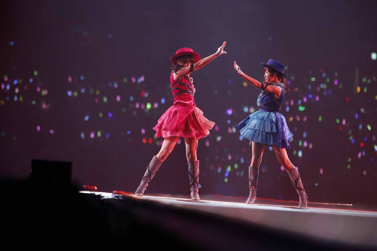 松井玲奈、渡辺美優紀による「炎上路線」歌唱の様子。 (c)AKS