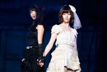 横山由依、島崎遥香による「禁じられた2人」歌唱の様子。 (c)AKS