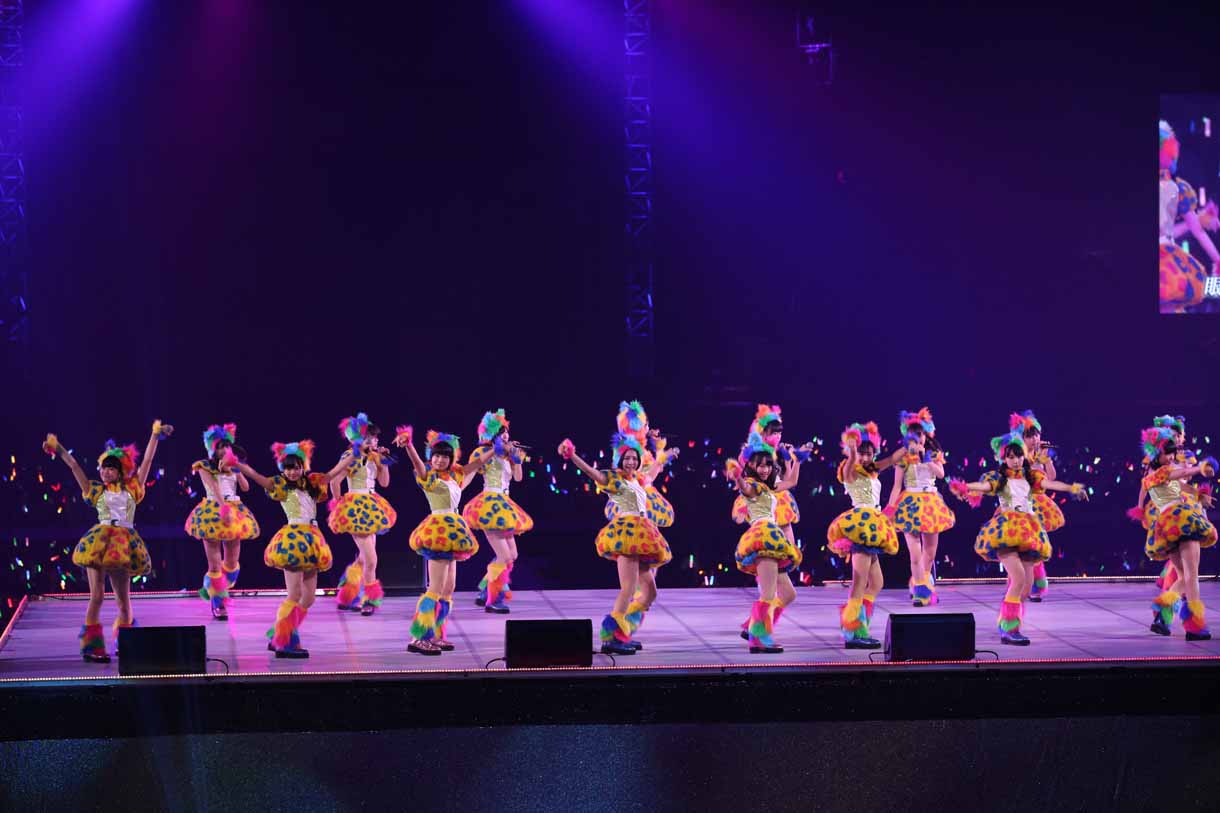 HKT48による「シャムネコ」歌唱の様子。 (c)AKS