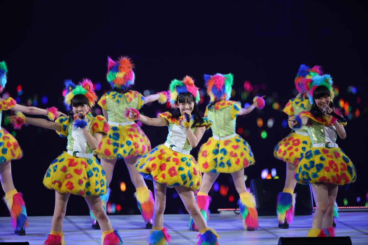 HKT48による「シャムネコ」歌唱の様子。 (c)AKS