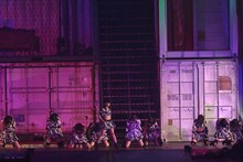 チームKによる「How come?」歌唱の様子。 (c)AKS