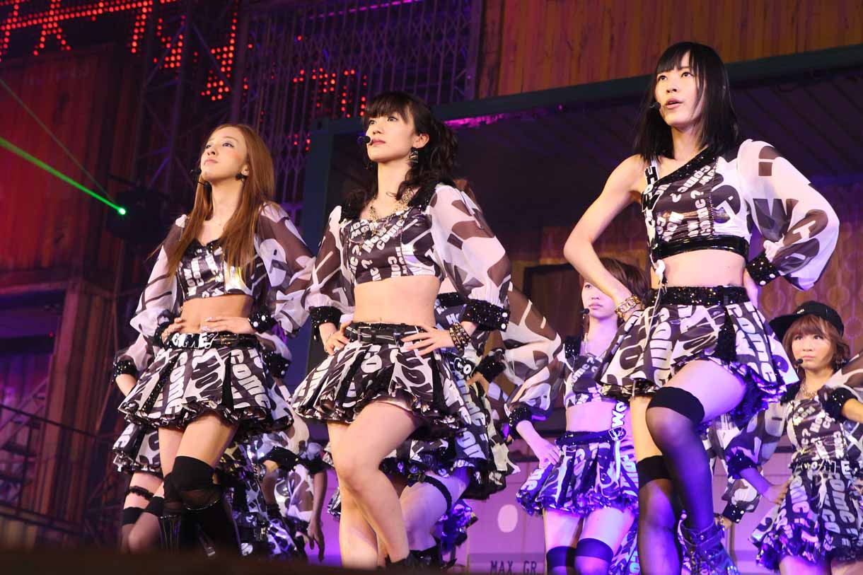 チームKによる「How come?」歌唱の様子。 (c)AKS