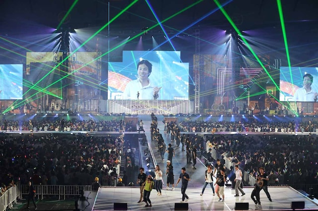 全メンバーとスタッフによる「恋するフォーチュンクッキー」パフォーマンスの様子。 (c)AKS