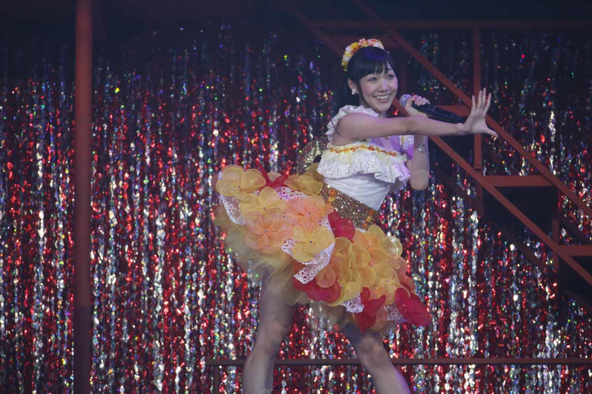 須田亜香里による「シンクロときめき」歌唱の様子。 (c)AKS