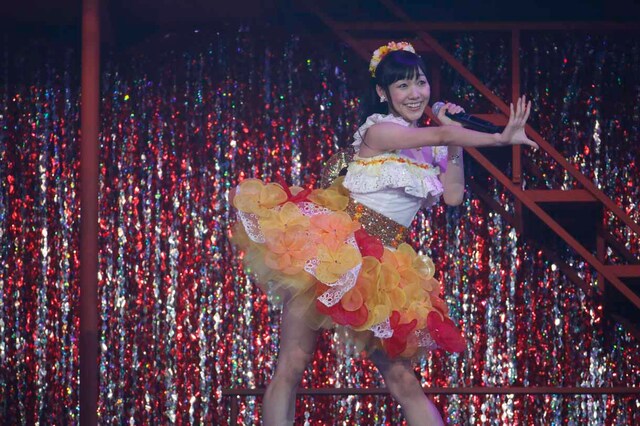 須田亜香里による「シンクロときめき」歌唱の様子。 (c)AKS