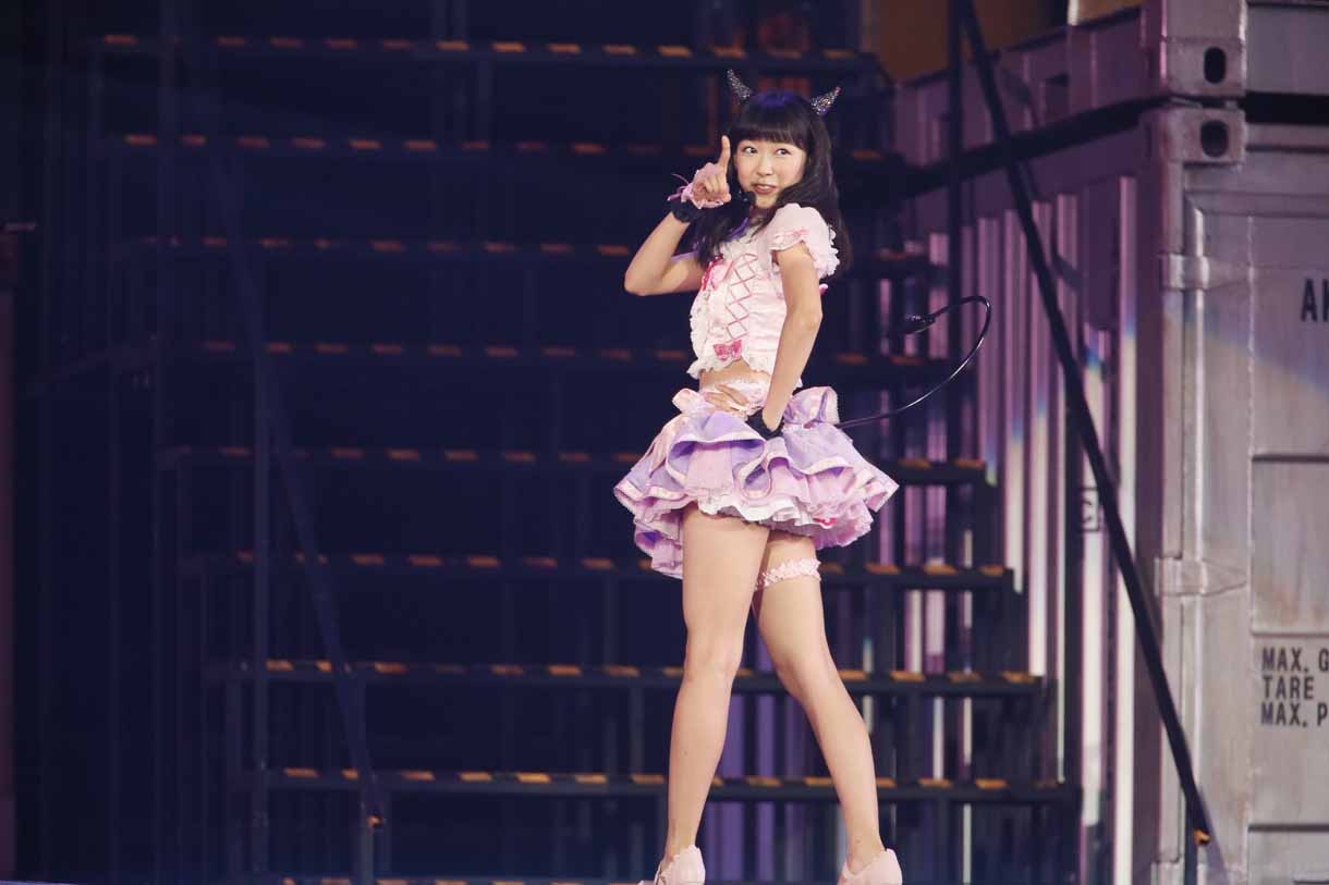 渡辺美優紀による「わるきー」歌唱の様子。 (c)AKS