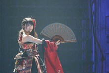 横山由依による「愛しさのアクセル」歌唱の様子。 (c)AKS