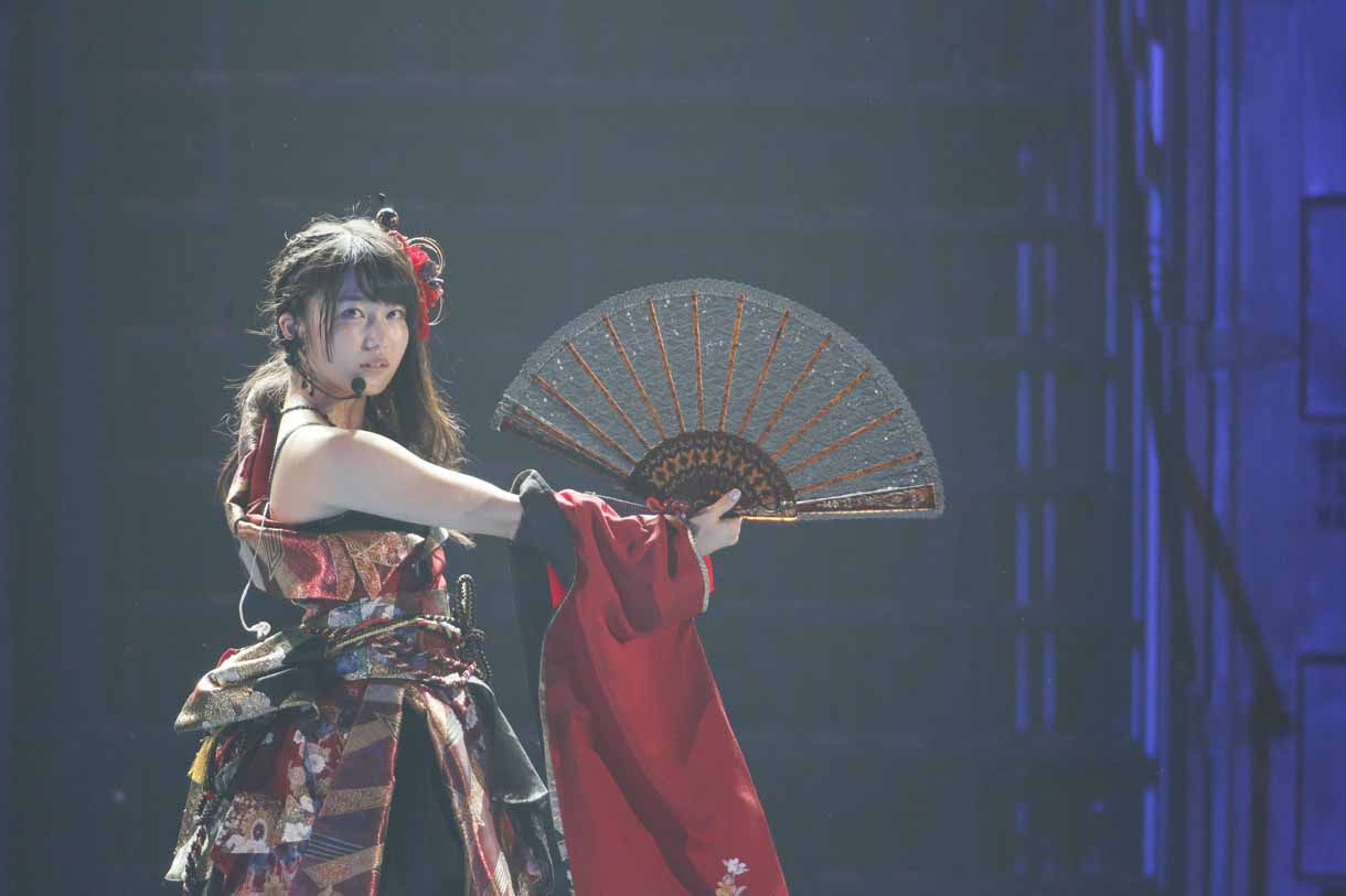 横山由依による「愛しさのアクセル」歌唱の様子。 (c)AKS